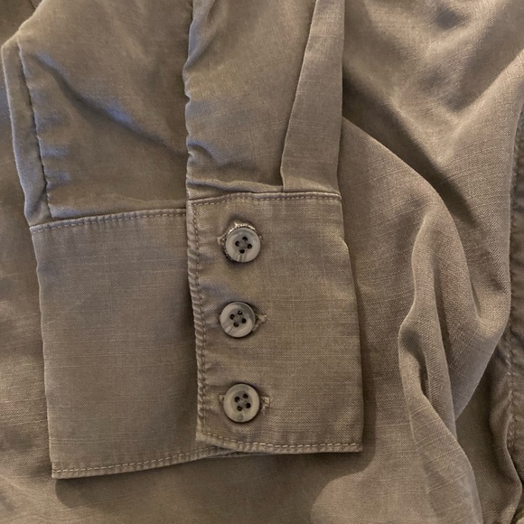๐ Cloth & Stone Charcoal Button-Up Blouse Size M - Picture 6 of 11